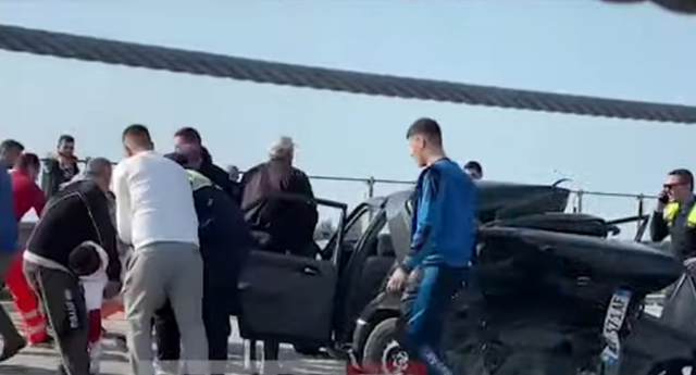 AKSIDENTI I RËNDË NË VLORË/ Makina e bërë copë, momenti kur i riu nxirret nga automjeti (VIDEO)
