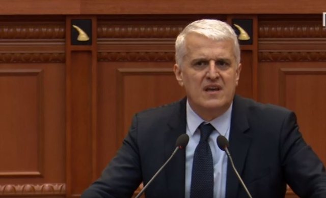 “NUK DUA TË DËGJOJ DËNGLA”/ Majko acarohet me deputetin e opozitsës: Flokët e mi të bardhë dhe kaçurrelat e tua të humbura