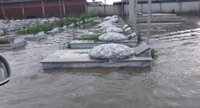 MOTI I KEQ/ Reshjet e dendura të shiut, përmbysin varrezat në Lezhë