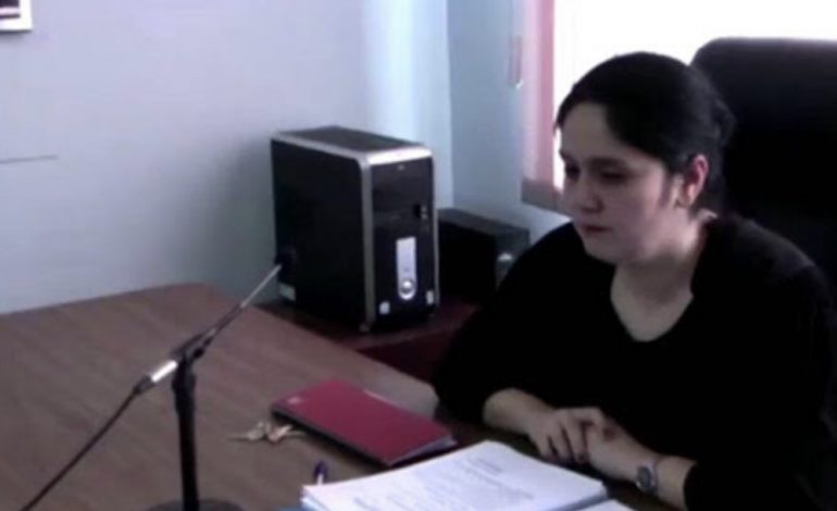 DALIN PËRGJIMET E SKANDALIT TË ENKELEDA HOXHËS/ Sekretarja caktonte takimet për gjyqtaren: Thuj atij ke kafja se po i them