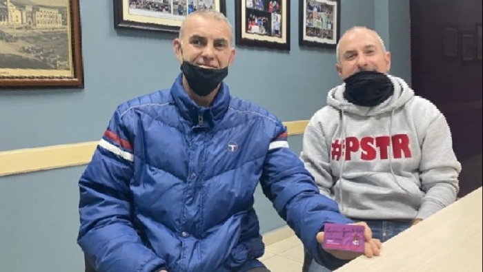 DEL FOTO/ Bashën e braktisin dhe të vetët, djali i xhaxhait të tij bëhet anëtari më i ri i PS-