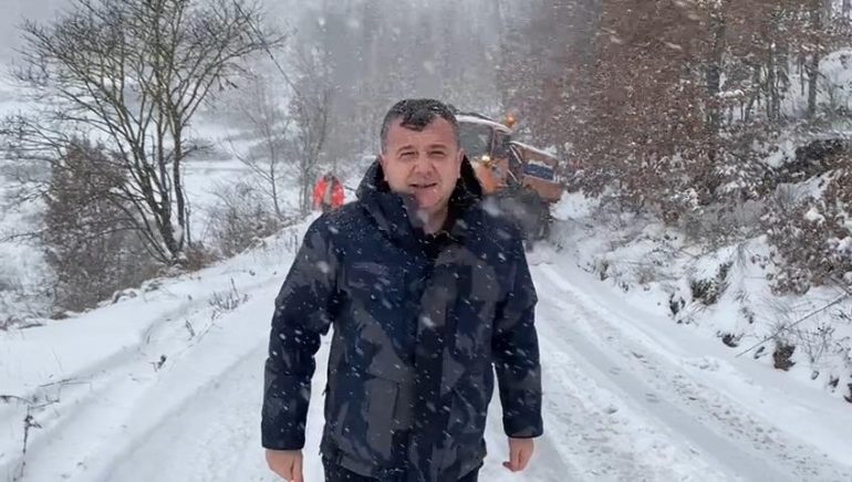 VËSHTIRËSI NË QARKULLIM NGA DËBORA/ Balla: Qëndroni në shtëpi! Po punohet…