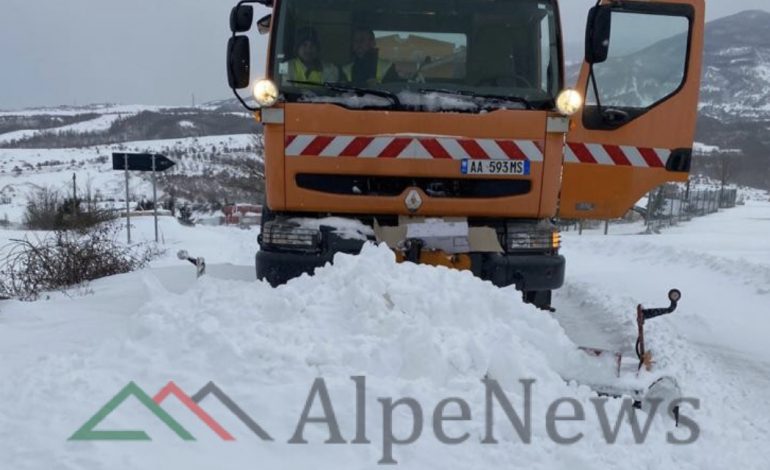 MOTI I ACARTË/ Bllokohen rrugët në Dibër, po punohet për pastrimin e tyre (PAMJET)