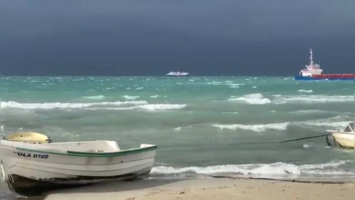 PËRKEQESIMI I MOTIT/ Era e fortë shkakton dallgëzim të madh, pezullohen lundrimet e linjës Durrës-Bari