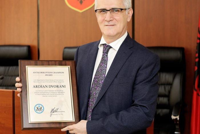 U VLERËSUA NGA DEPARTAMNETI AMERIKAN I SHTETIT/ Ardian Dvoranit i dorëzohet certifikata e çmimit “Kampion Kundër Korrupsionit”