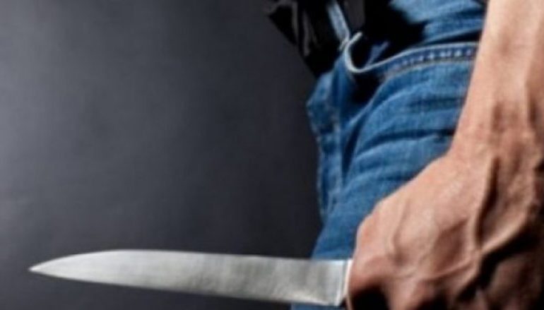 E RËNDË/ 27 vjeçari në Laprakë plagos me thikë kunatin, dhunon bashkëshorten