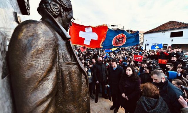 ZGJEDHJET E 14 SHKURTIT/ Albin Kurti dhe Vjosa Osmani mbyllin fushatën: Në këmbë për fitoren e madhe