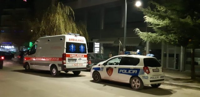 AKSIDENT NË TIRANË/ Po transportonte një pacient në spital, ambulanca e Infektivit përplaset tek 9-katëshet