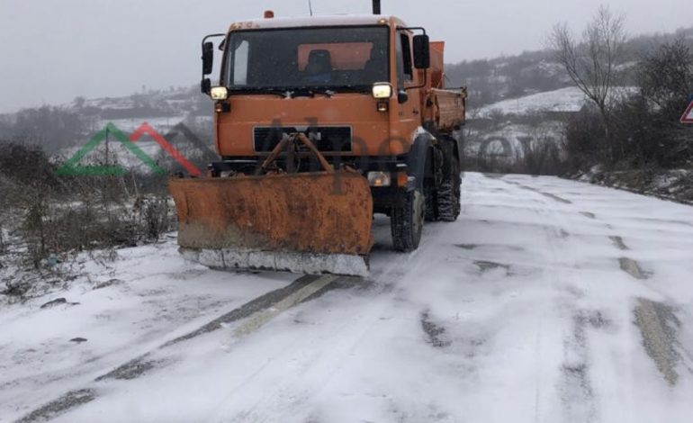 DËBORË NË DIBËR/ Ja si paraqitet situata, po punojet për pastrimin dhe mirëmbajtjen e rrugëve (PAMJET)