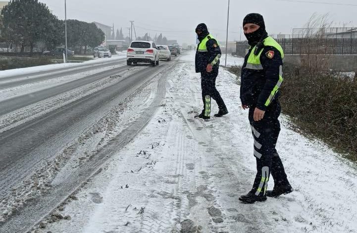 MOTI I ACARTË/ Policia e Shtetit thirrje shoferëve: Shmangni lëvizjet e panevojshme, përdorni zinxhirë