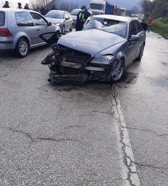 NDODH EDHE KJO/ Akulli në rrugë. Makinat përplasen në Elbasan, grushte dhe shkelma mes shoferëve