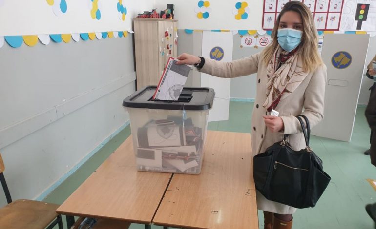 E RRALLË/ Njihuni me deputeten 25-vjeçare, që mori më shumë vota edhe se kryeministri Hoti