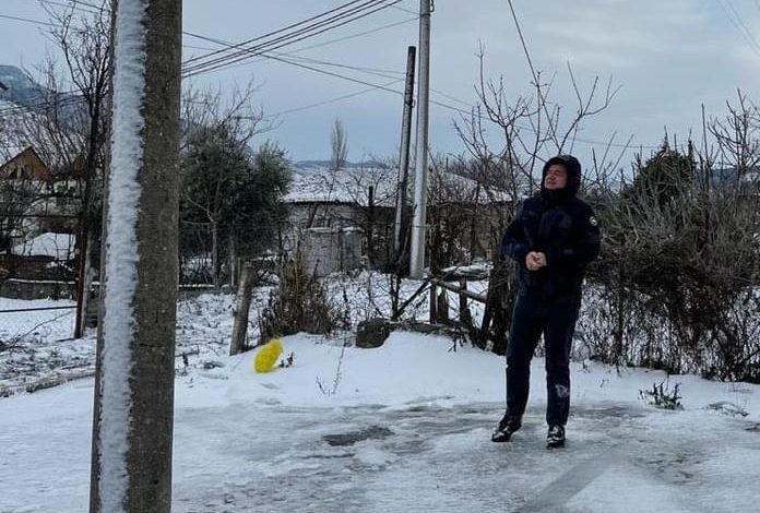 DËBORA DËMTON RRJETIN E SHPËRNDARJES SË ENERGJISËS/ Balla ndjek punimet nga afër: Gaztorët që komentojnë nga divani i ngrohtë…