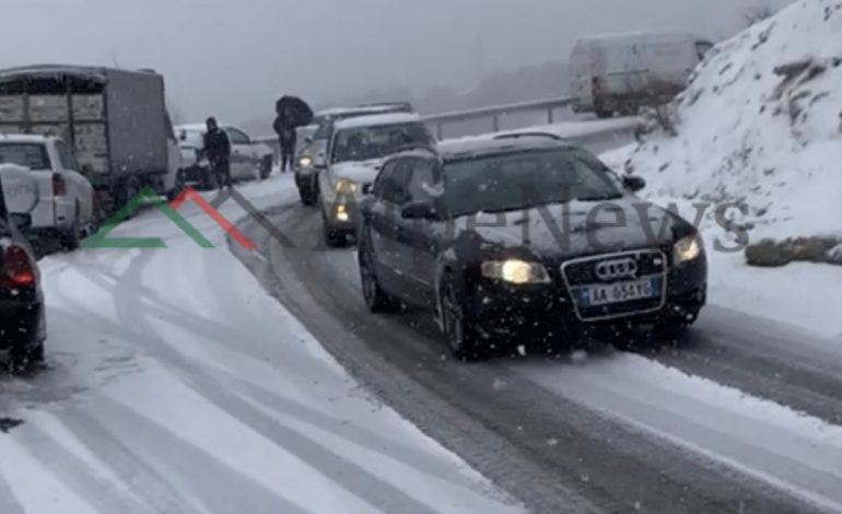 MOTO I KEQ/ Bllokohet rruga në aksin Qafë Bualli- Bulqizë. Makinat… (VIDEO)