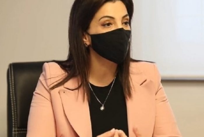 MBYLLJA E SHKOLLAVE PËR 1 JAVË/ Ministrja Kushi tregon alternativat për mësimin online