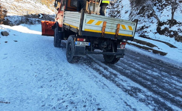 DËBORA MBULON ELBASANIN/ Qarkullimi vetëm me zinxhirë në këto akse (PAMJET)