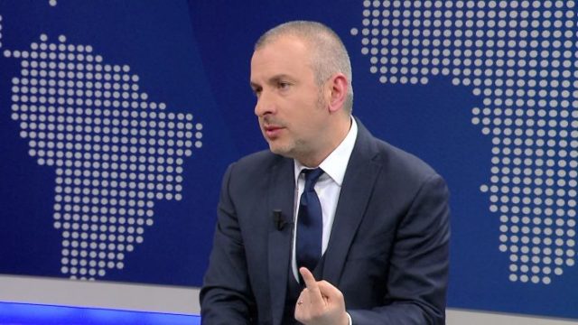 “BASHA NUK MBAHET MEND PËR NJË PUNË NË KRYE TË BASHKISË”/ Bushati: E vetmja punë publike ishte tramvaji (VIDEO)