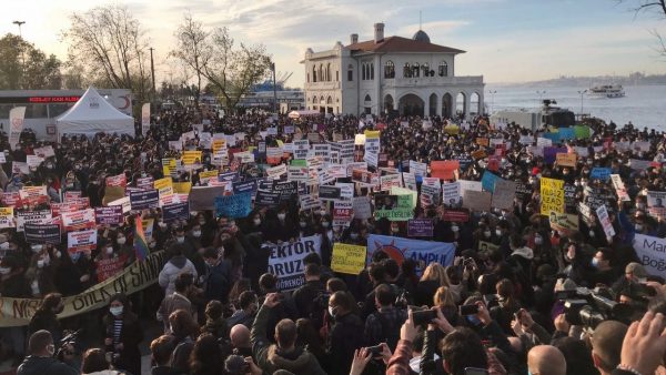 STUDENTËT NË STAMBOLL PROTESTA MASIVE/ Kundërshtimi i rektorit të zgjedhur nga Erdogan kthehet në “luftë për liri”