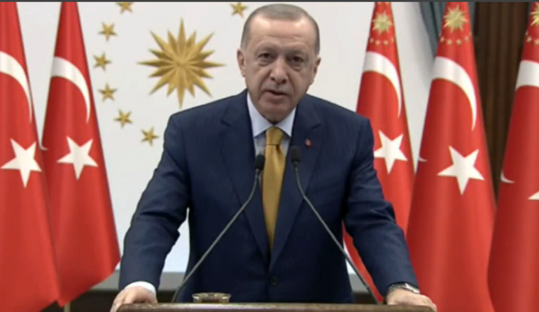 ÇFARË PO NDODH ME ERDOGAN? Presidenti turk shfaqet duke zbritur shkallët me vështirësi, dikush e mban për krahu (VIDEO)