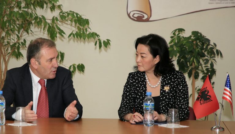 AKSIONI I SPAK NË GJYKATËN E KRUJËS/ Ambasadorja Kim bisedë telefonike me Arben Krajën: Po shohim rezultate, të ecim përpara së bashku