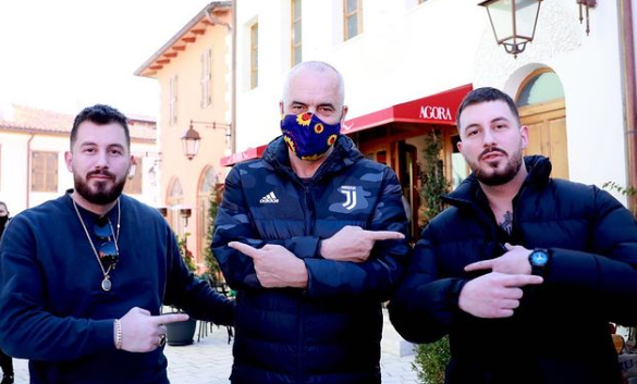SHKREPJA NGA VLORA/ Rama pozon me vëllezërit Veshaj: Dy binjakë dhe një fant spathi…