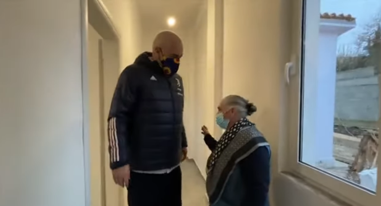 RAMA NË SHTËPINË E RINDËRTUAR NGA TËRMETI NË NDROQ/ Gjyshja e përlotur: Më përpara flinim përjashta (VIDEO)