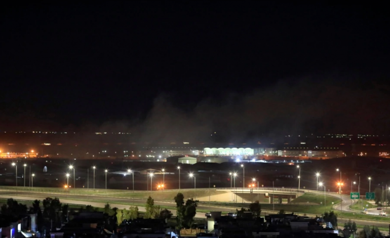NJË SASI TYMI NË AEROPORTIN E IRBIL/ SHBA-ja “e zemëruar” nga sulmi me raketë në Irak