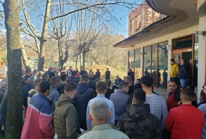 THYEN RREGULLAT ANTI-COVID/ Gazment Bardhi mbledh njerëz në Elbasan pa maska