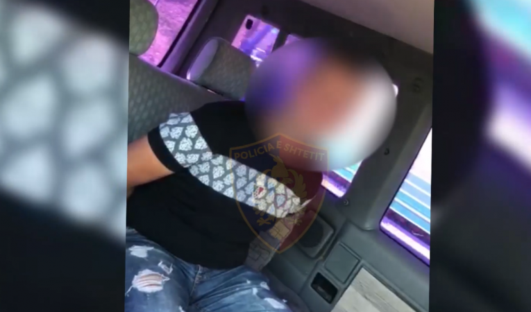 U KAP ME TRE EMIGRANTË TË PALIGJSHËM NË “AUDI”/ E pëson keq 29-vjeçari nga Korça