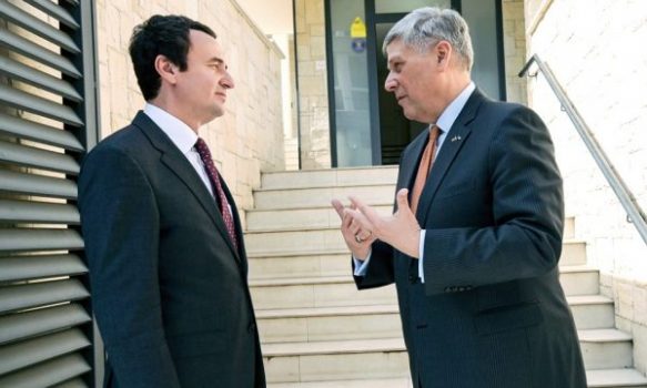 FITOI ZGJEDHJET E 14 SHKURTIT/ Ambasadori amerikan Philip Kosnett shkon në zyrën e Albin Kurtit