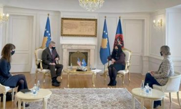 PAS KURTIT/ Ambasadori i SHBA në Kosovë takon dhe Vjosa Osmanin: Diskutuam hapat e radhës për formimin e qeverisë