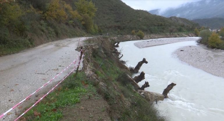 TRAGJIKE NË GJIROKASTËR/ Automjeti i OSHEE bie në lumin Drino, VDESIN 2 elektricistë
