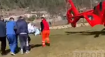 PLAS SHERRI ME THIKA NË SKRAPAR/ Momenti kur i riu në gjendje të rëndë transportohen me helikopter për në Tiranë