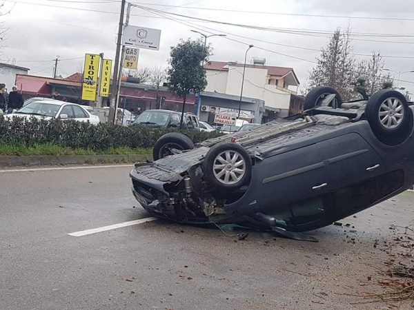 AKSIDENT NË KAMËZ/ Makina përplaset me pemën e kthehet përmbys, dy të plagosur (VIDEO)