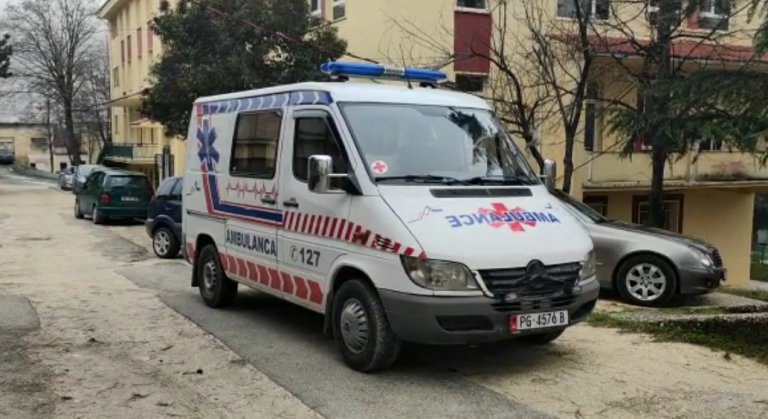 E RËNDË/ Gjendet i pajetë në dhomën e hotelit në Tushemisht një shtetas amerikan, dyshohet…