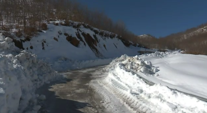 RESHJET E DENDURA TË BORËS/ I bllokuar prej më shumë se 40 ditësh, nis hapja e rrugës drejt fshatit Panarit në Korçë