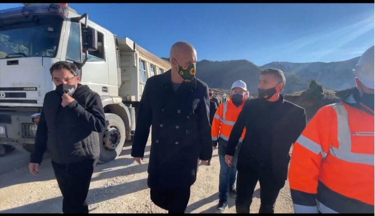 “S’KA KOHË PËR PUSHIM…”/ Rama inspekton punimet e rrugëve në Tepelenë: Gjithçka duket fantastike!