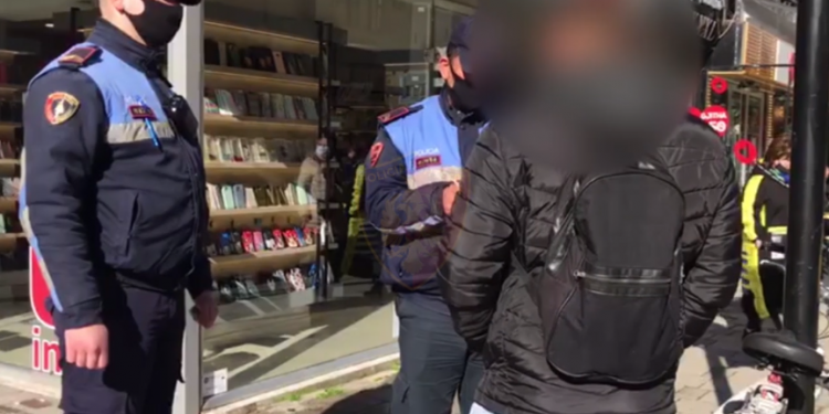 APELI/ Nuk zbatuan masat antiCOVID, ja sa qytetarë u ndëshkuan me GJOBË 24 orëve të fundit