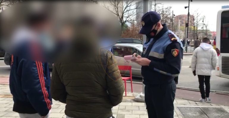 NUK ZBATUAN MASAT ANTI-COVID/ Gjobiten 2 mijë e 673 qytetarë gjatë fundjavës, shumica për mosvendosje të maskës