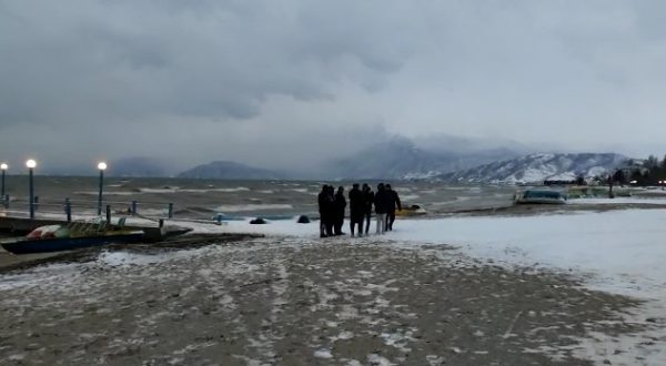 E RËNDË/ Gjendet i mbytur një i moshuar në liqenin e Pogradecit, trupi i pajetë transportohet drejt morgut