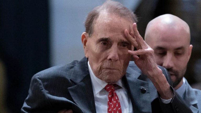 “30 VJET KEMI PUNUAR PËR TË KRIJUAR NJË…”/ Senatori amerikan, Bob Dole diagnostikohet me kancer në mushkëri