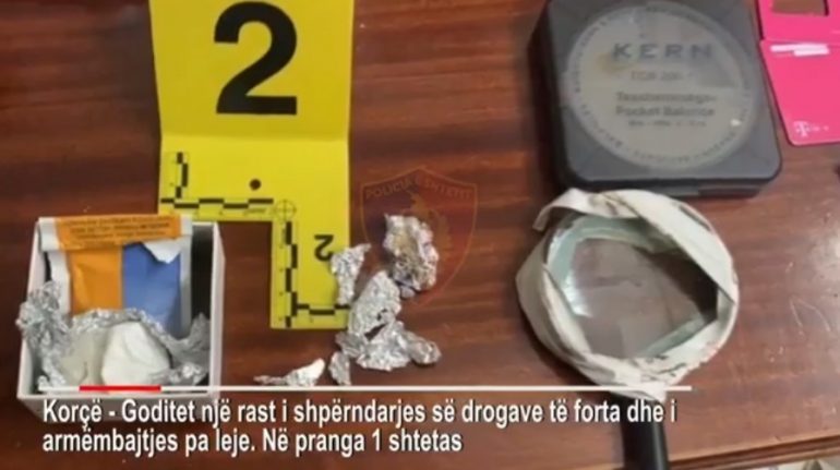 SHISTE KOKAINË NË KORÇË/ Arrestohet 53-vjeçari, i gjenden dhe armë në banesë (EMRI)