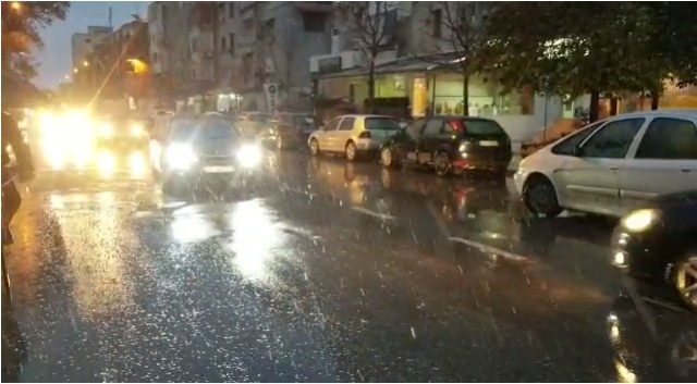 MOTI I ACARTË NË VEND/ Dëbora “pushton” edhe qytetin bregdetar të Durrësit