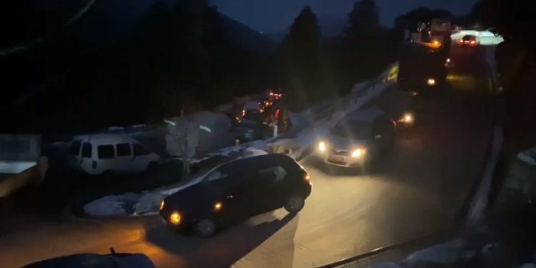NDODH NË LLOGARA/ Kamioni pëson defekt, prej dy orësh bllokon rrugën