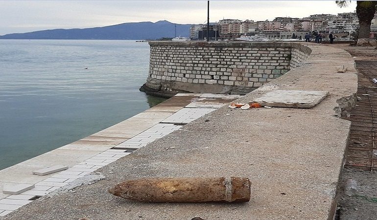 DALIN FOTOT/ Në mes të shëtitores me njerëz, gjendet një predhë në Sarandë