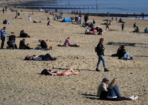 NUK PYESIN PËR COVID-19/ Pa rritjes së temperaturave, britanikët i drejtohen plazhit (PAMJET)