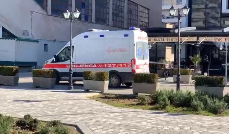 ENDE PA NISUR VAKSINIMI/ I bie të fikët krye-vaksinuesit në Vlorë! Ambulanca e shoqëron drejt spitalit