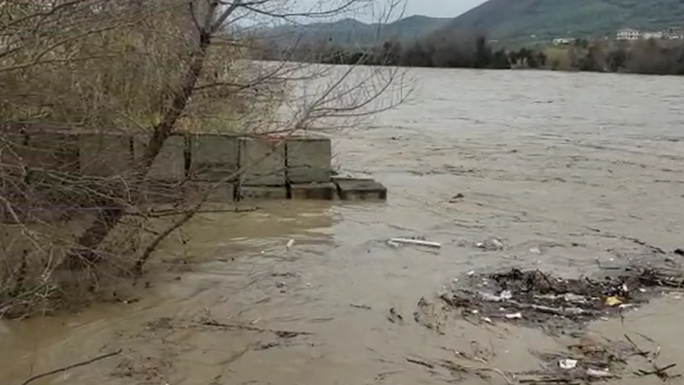 MOTI I KEQ/ Reshje të shumta në qarkun e Elbasanit, rënie inertesh e shembje në disa akse…
