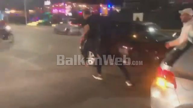 PLAS SHERRI NË TIRANË/ Grushte e shkelma mes reperave, Finem godet Don Xhonin (VIDEO)