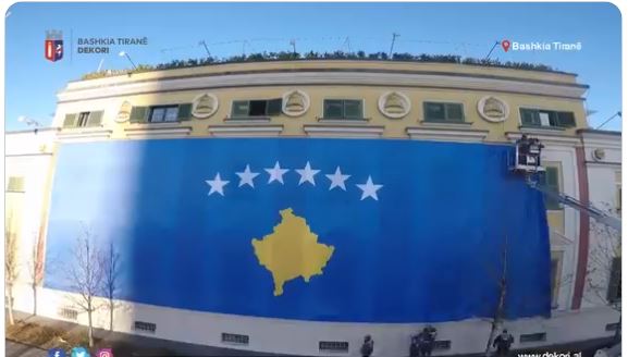 “JA KSHU BOHET…”/ Bashkia e Tiranës mbulohet nga flamuri i Kosovës (VIDEO)
